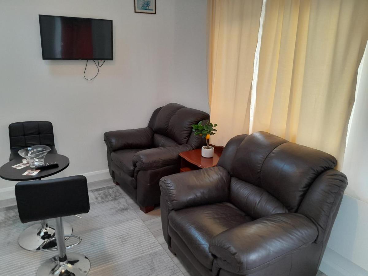 Nd'S Apartment Phibblestown 外观 照片